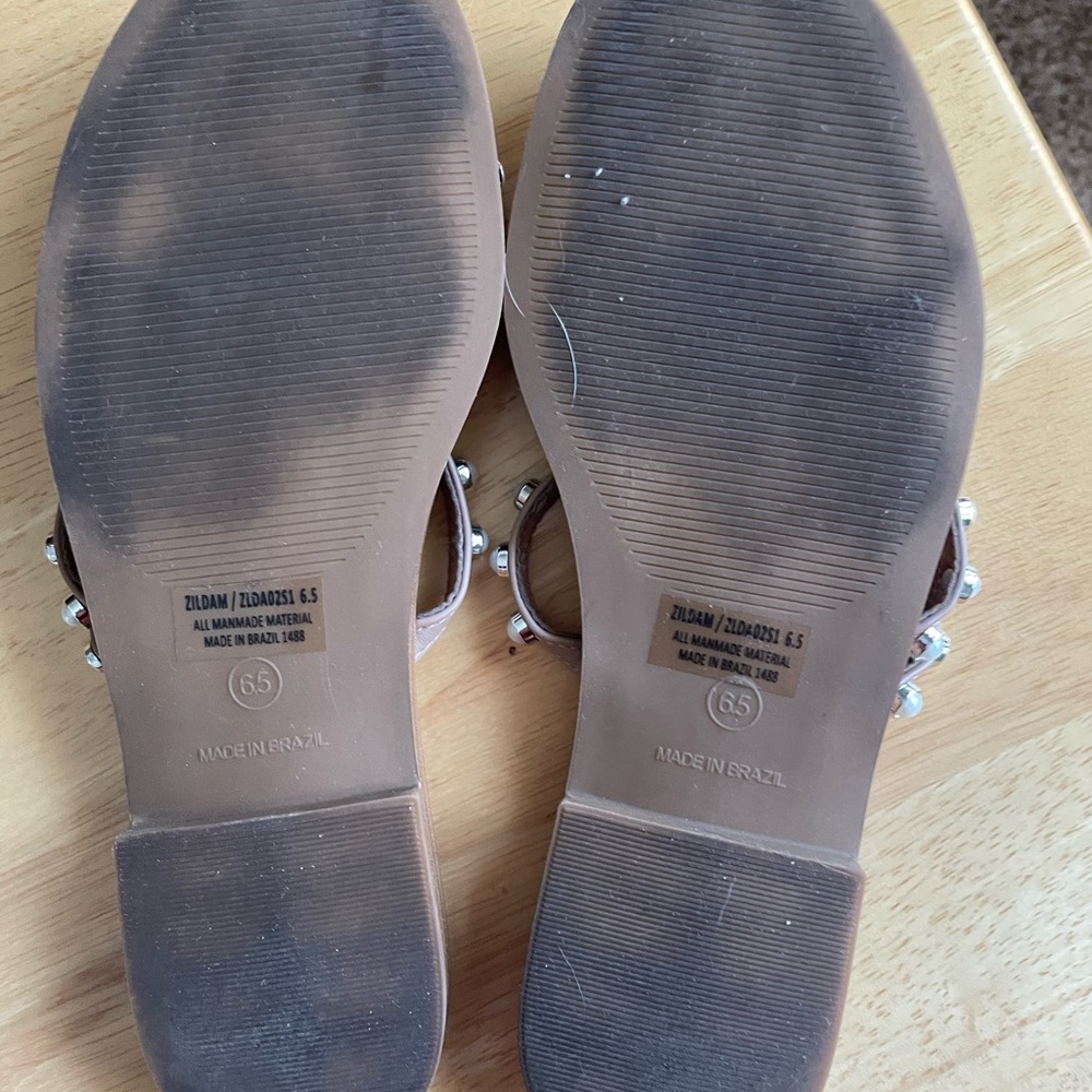 Steve Madden 3 strap, faux pearl, size 6.5, 1/2” heel open toe sandal - Picture 4 of 9